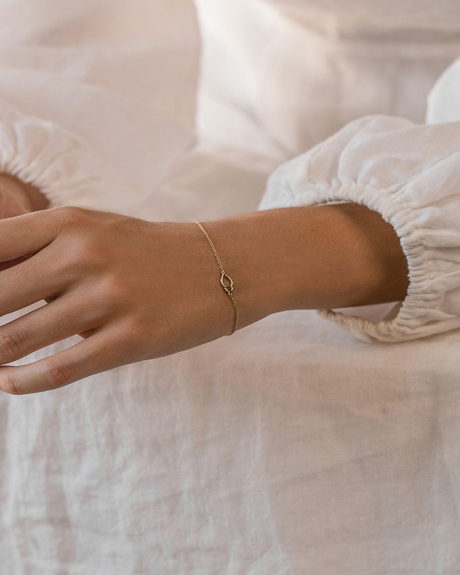 A woman wearing the Oana Bracelet in yellow gold.