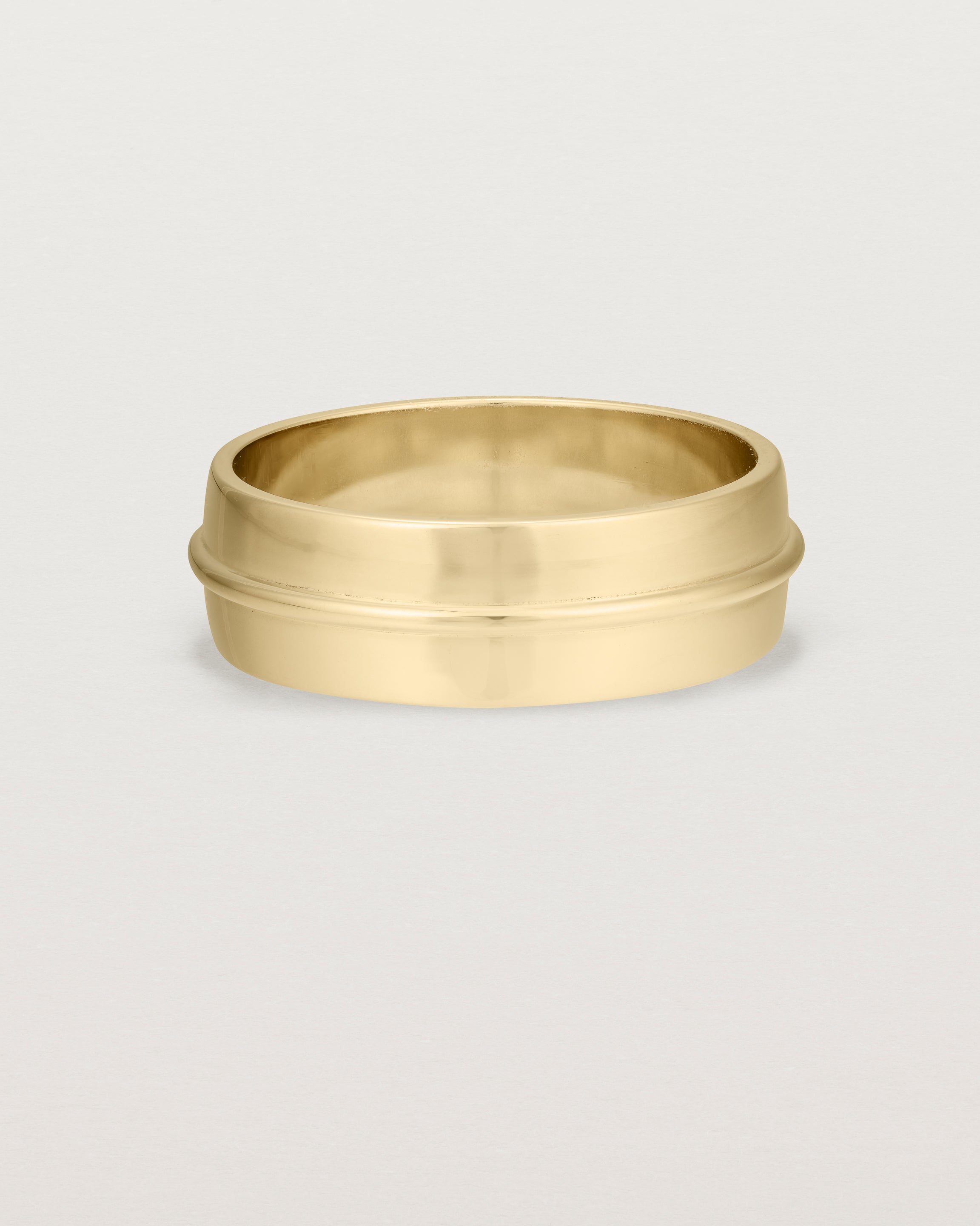 Front view of the Seam Wedding Ring | 7mm | Yellow Gold.