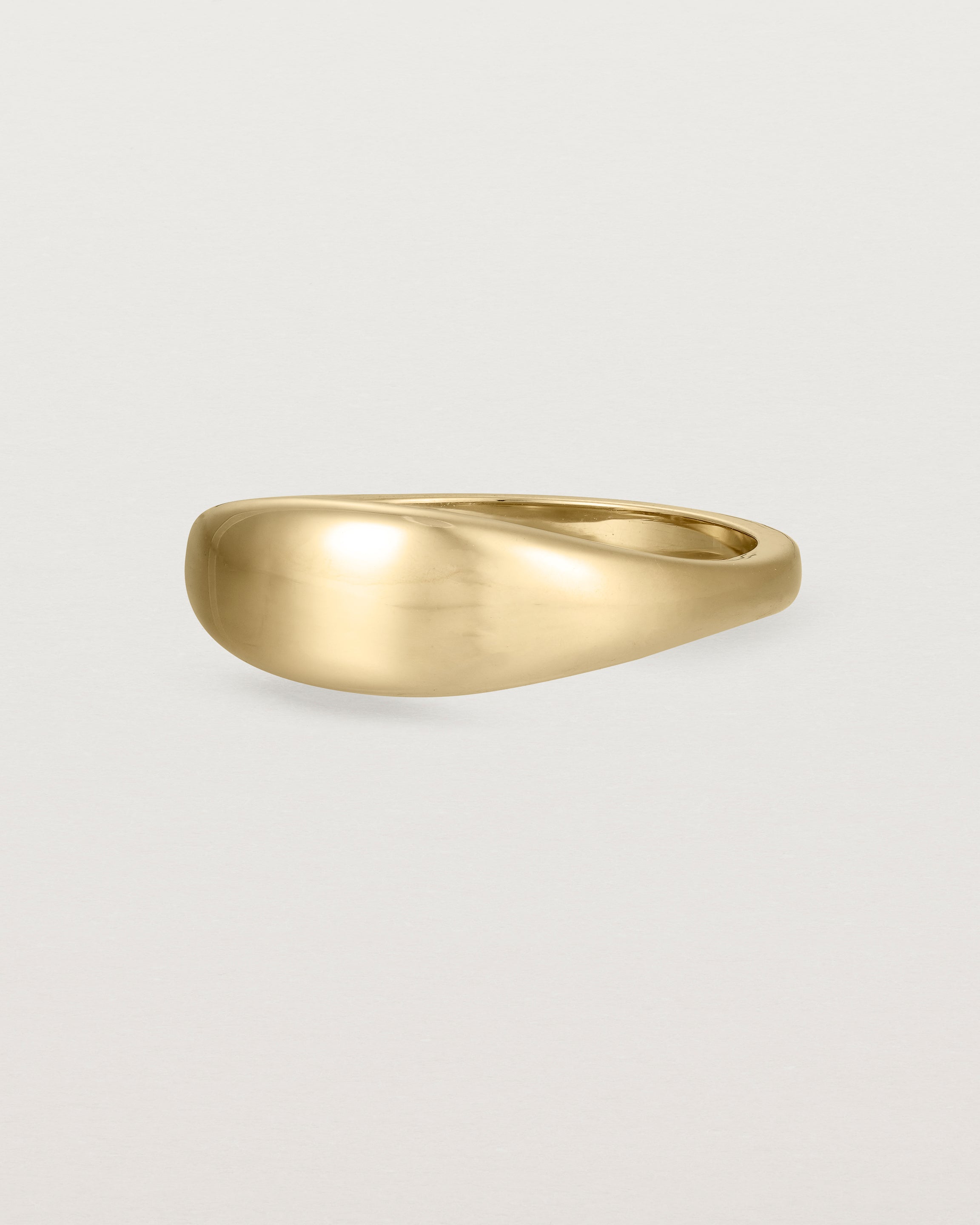 Angled view of the Seule Ring in Yellow Gold.