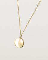 Angled view of the Signature Locket in yellow gold.