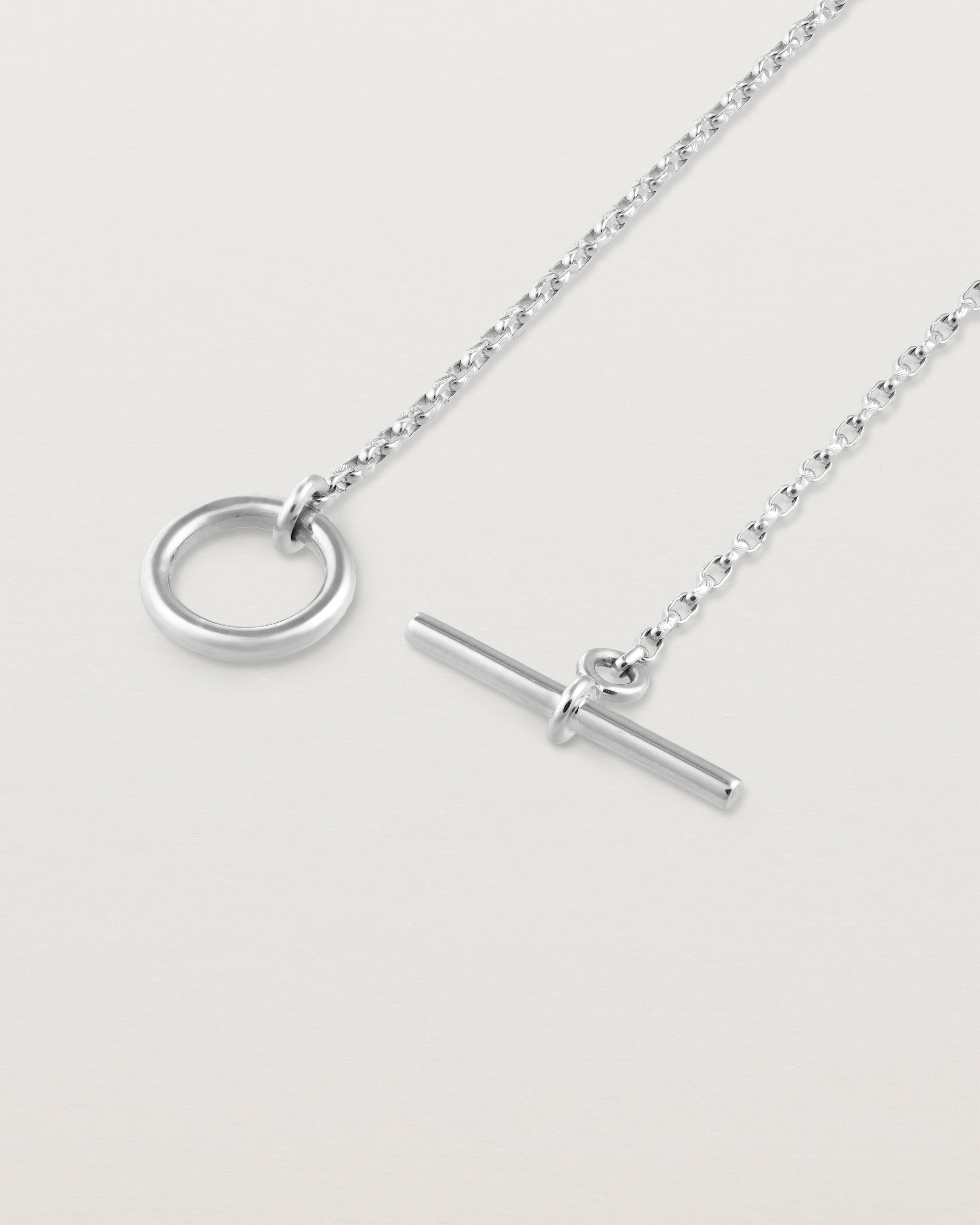 The open toggle of the Terra Chain Necklace | Fine in white gold.