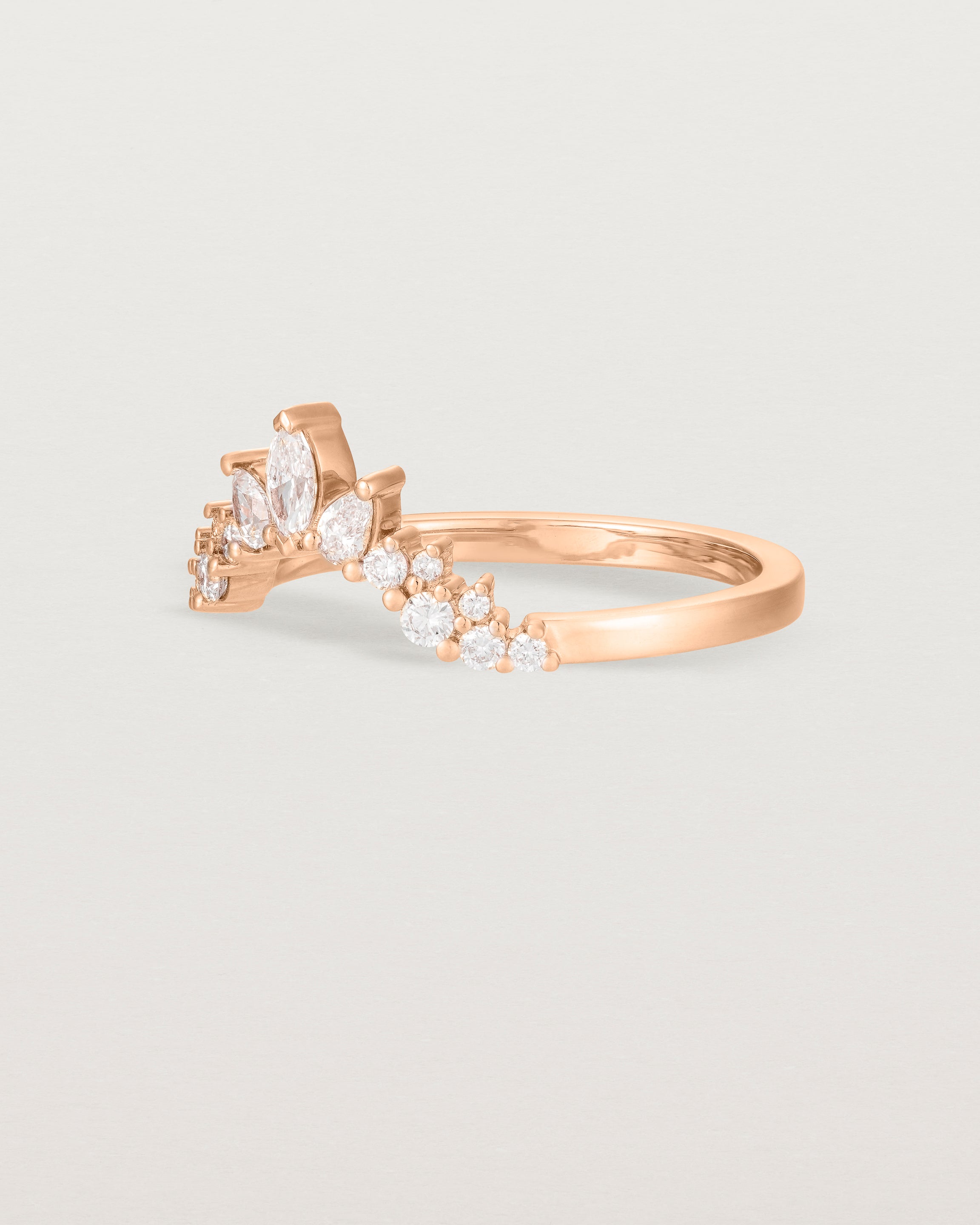 Angled view of the Thalia Crown Ring | Fit Ⅳ | Rose Gold.