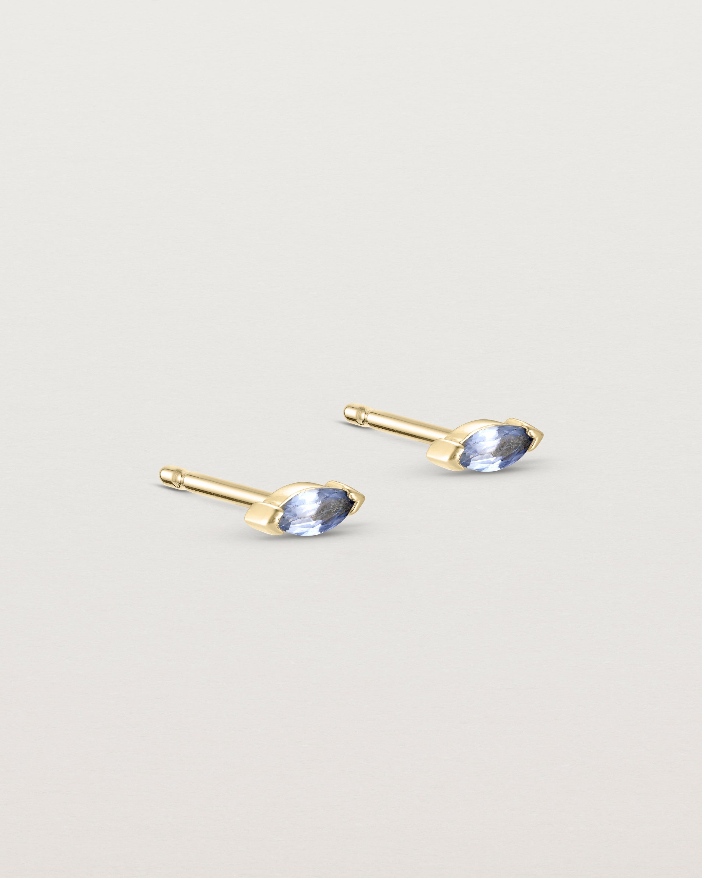 Angled view of the Vega Studs | Sapphire in yellow gold.