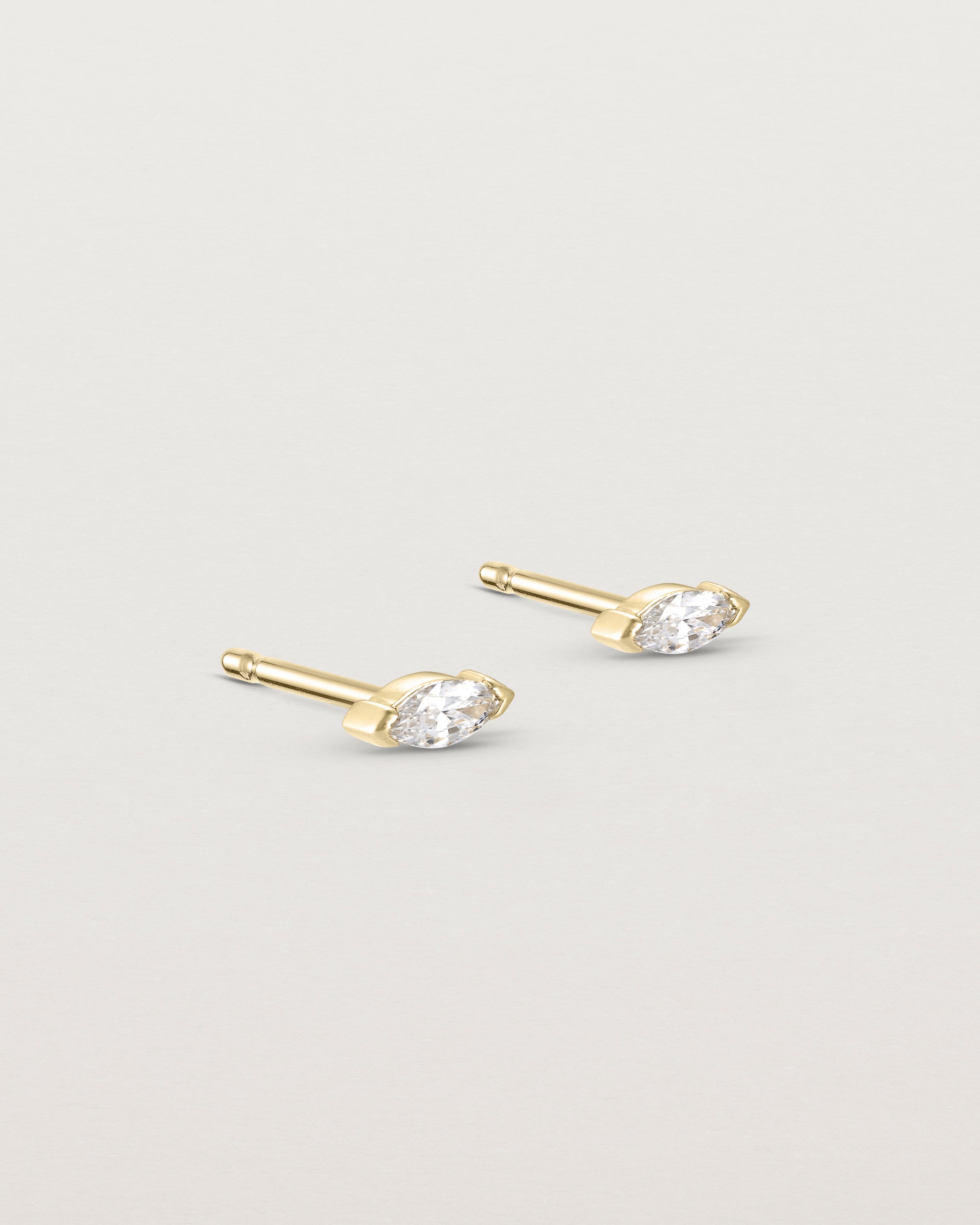 Angled view of the Vega Studs | Diamond in yellow gold.