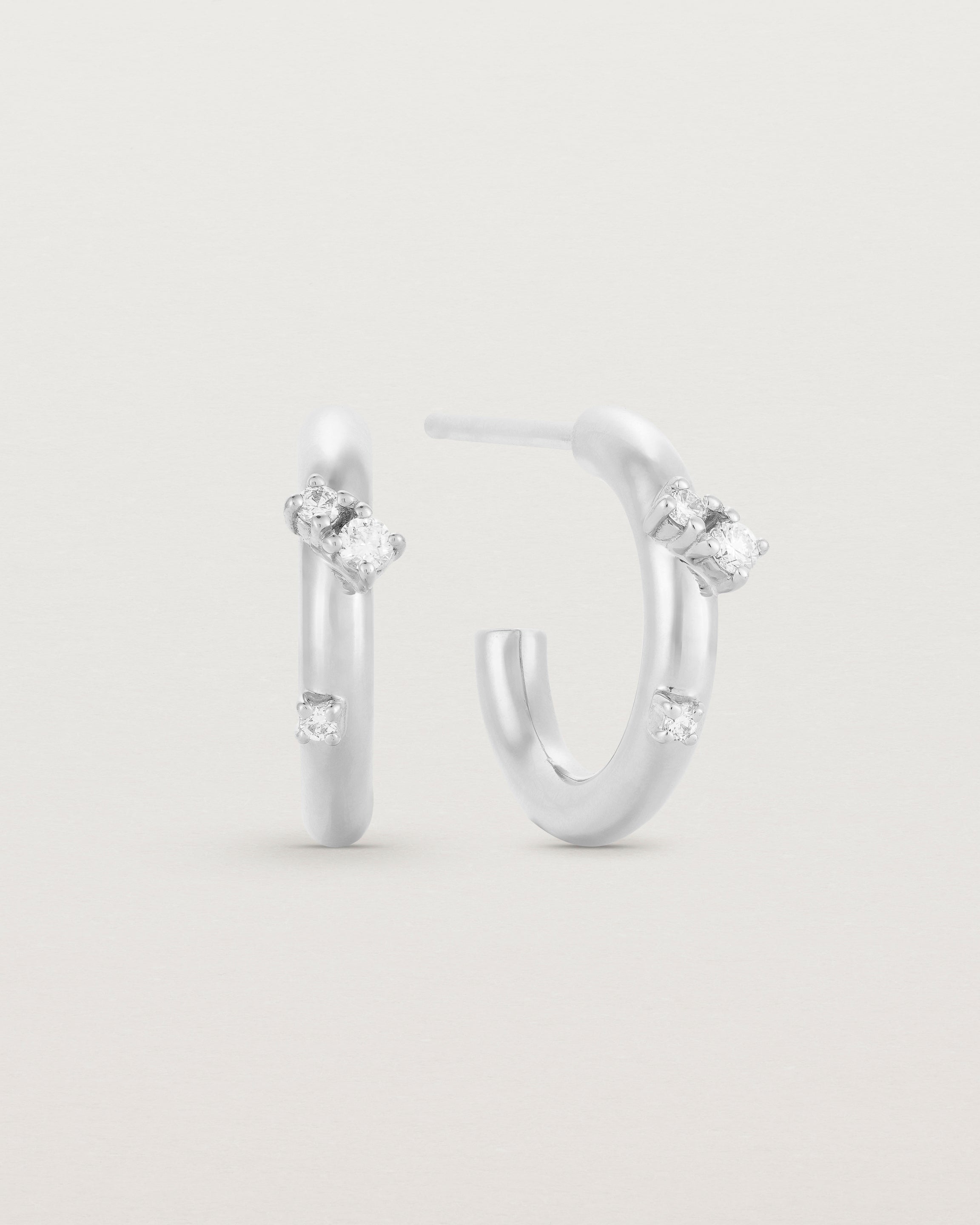 Front view of the Inés Hoops | Diamonds | White Gold.
