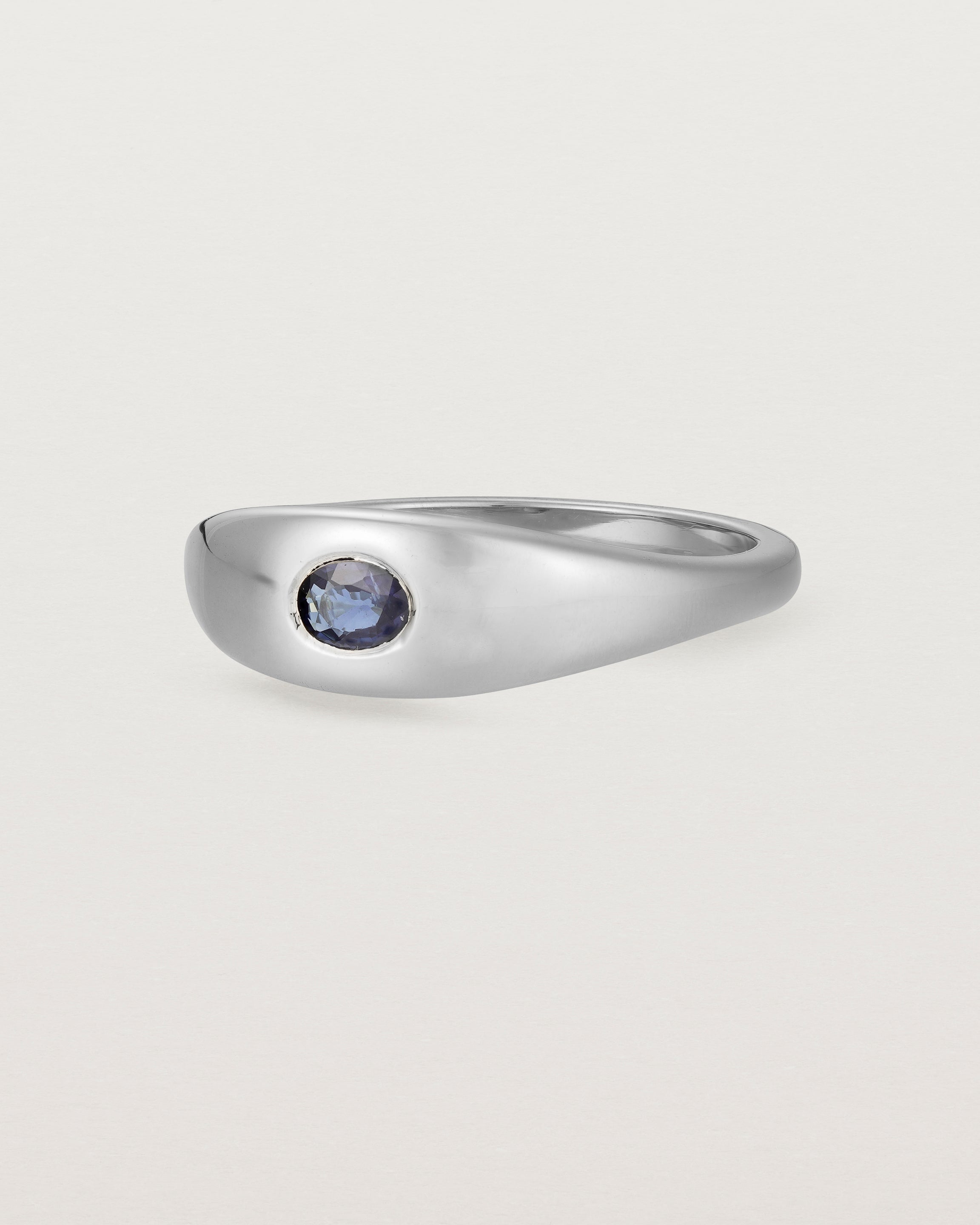 Angled view of the Seule Single Ring | Australian Sapphire | White Gold.